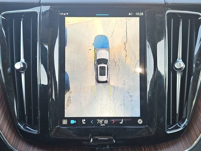 2024 Volvo XC60 B5 Ultimate Dark Theme