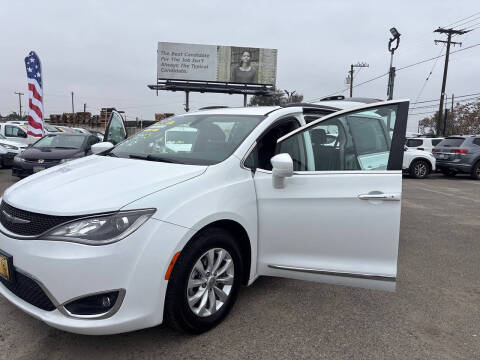 2017 Chrysler Pacifica Touring Plus