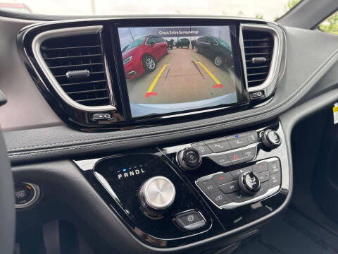 2027 Chrysler Pacifica Select