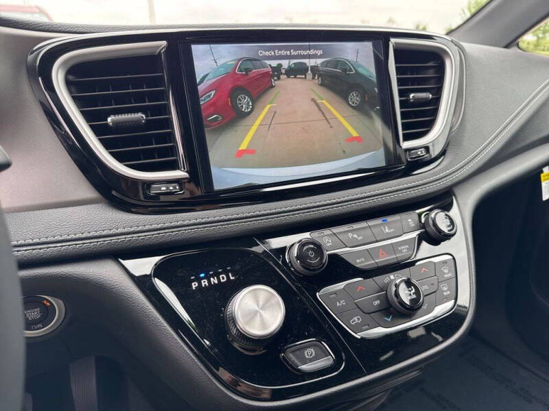 2027 Chrysler Pacifica Select