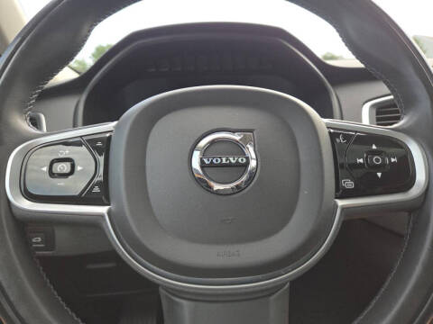 2022 Volvo XC90 T6 Momentum 6-Passenger