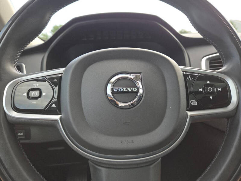 2022 Volvo XC90 T6 Momentum 6-Passenger