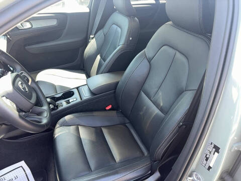 2025 Volvo XC40 B5 Core Bright Theme