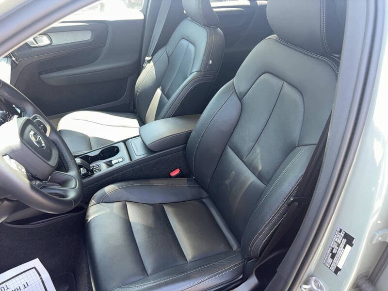 2025 Volvo XC40 B5 Core Bright Theme