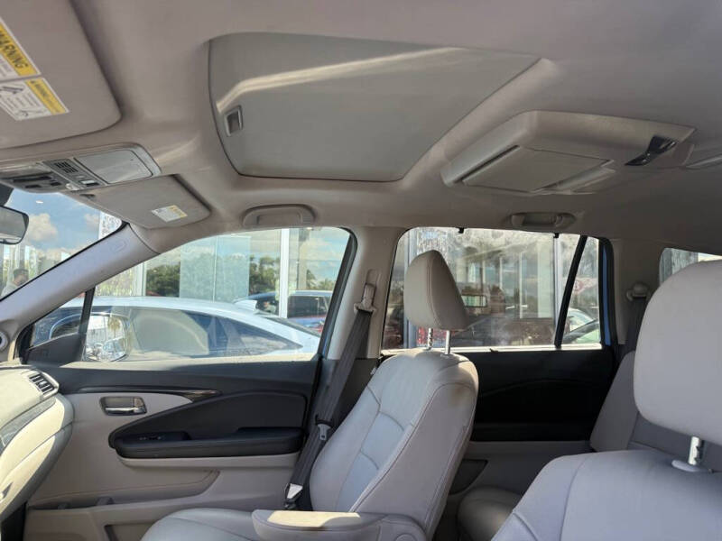 2021 Honda Pilot Touring w/Rear Captain's Chairs