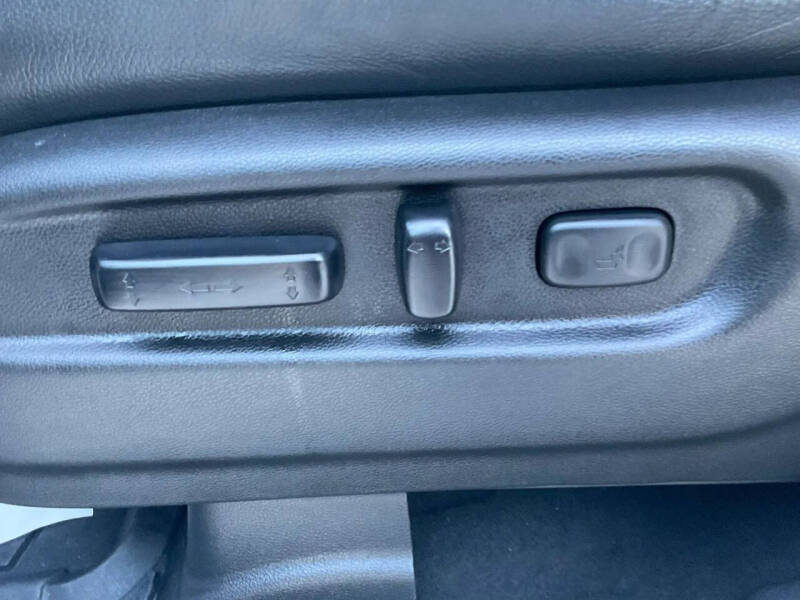 2019 Honda Pilot Touring w/Rear Captain's Chairs