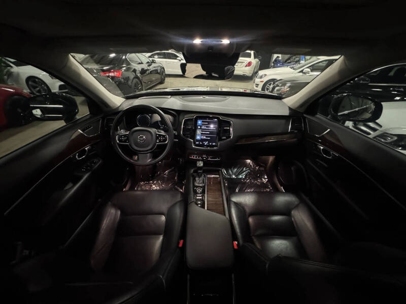 2016 Volvo XC90 T6 Momentum