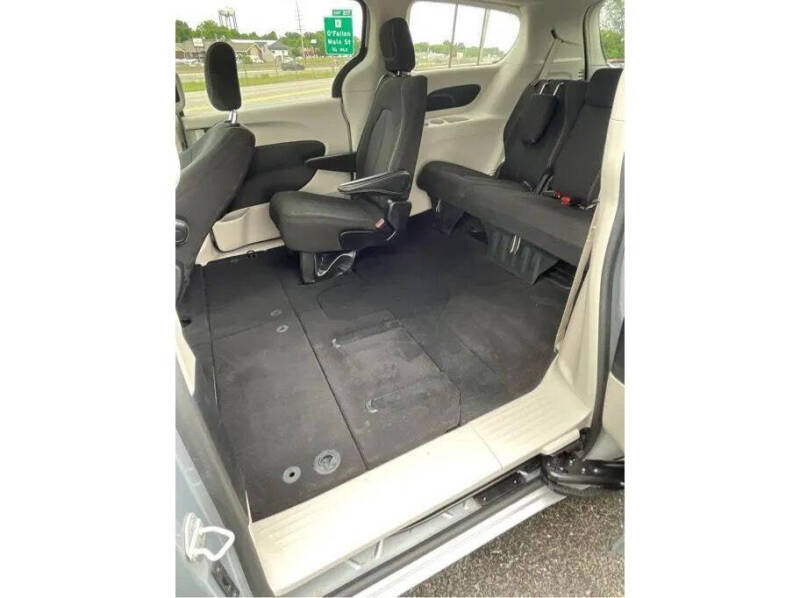 2022 Chrysler Voyager LX
