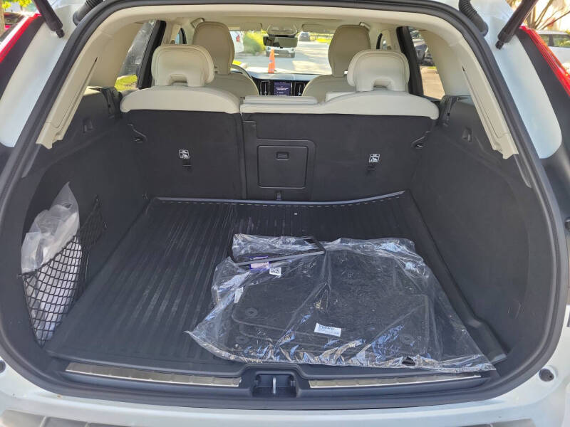 2025 Volvo XC60 B5 Ultra Dark Theme