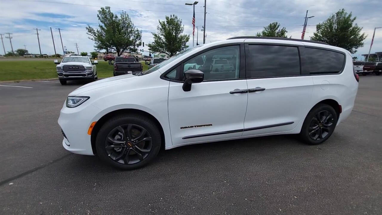 2024 Chrysler Pacifica for sale at Victoria Auto Sales in Victoria, MN