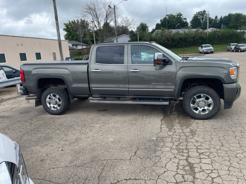 Used 2018 GMC Sierra 2500 Denali HD Denali with VIN 1GT12UEY4JF125909 for sale in Maquoketa, IA