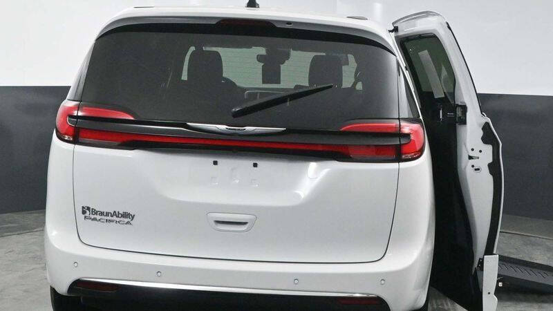 2025 Chrysler Pacifica Select