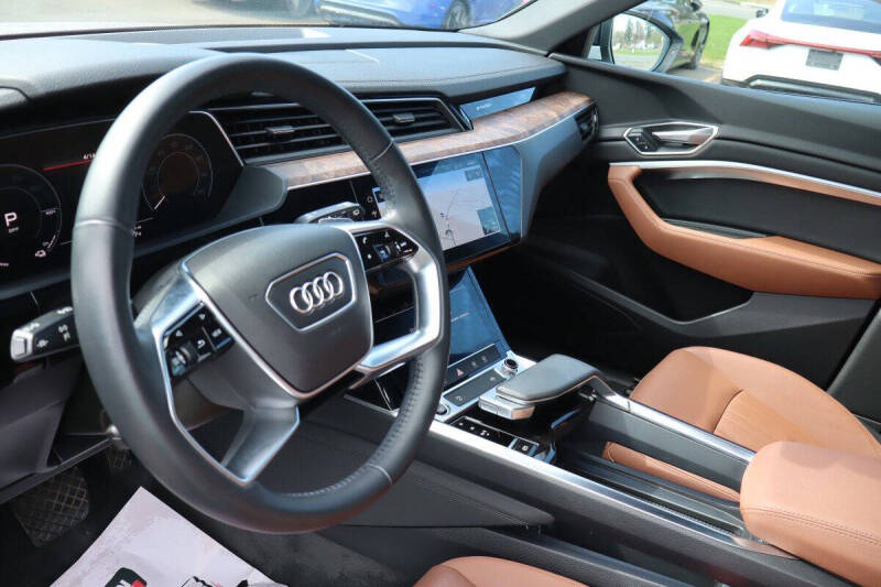 2021 Audi e-tron quattro Premium