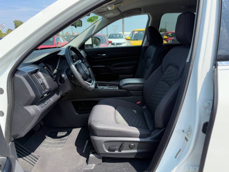 2022 Nissan Pathfinder SV