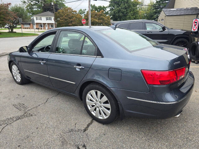 2009 Hyundai SONATA for sale at QUEENSGATE AUTO SALES in York, PA