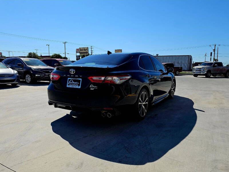 2019 Toyota Camry SE photo 4