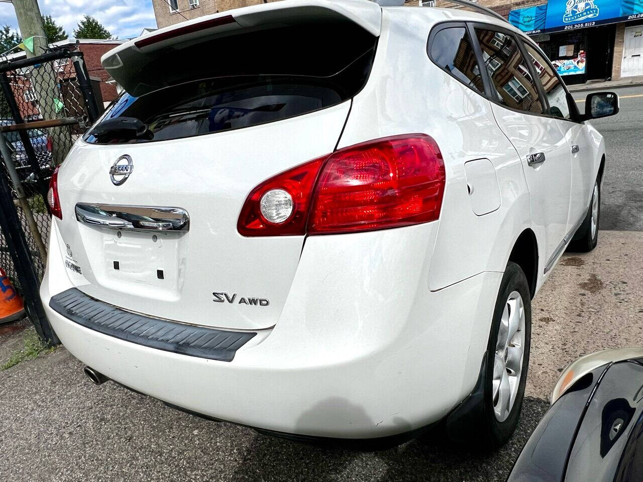 2011 Nissan Rogue SV AWD 4dr Crossover - Off White exterior view 11