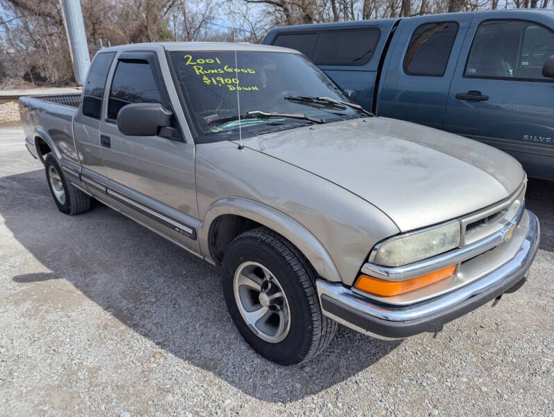 2001 Chevrolet S-10 for sale at AUTO PROS SALES AND SERVICE in Belleville IL