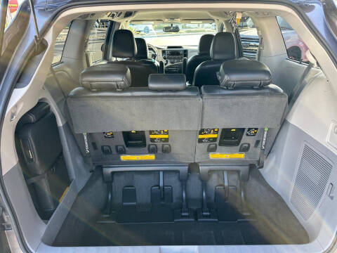 2014 Toyota Sienna SE 8-Passenger