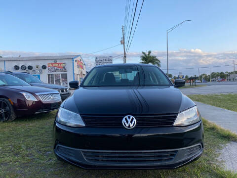 2014 Volkswagen Jetta for sale at ONYX AUTOMOTIVE, LLC in Largo FL