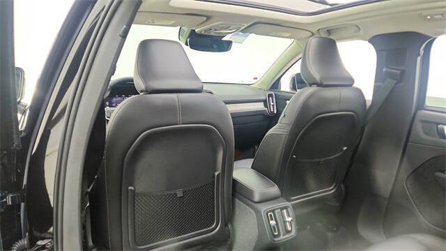 2024 Volvo XC40 B5 Plus Dark Theme