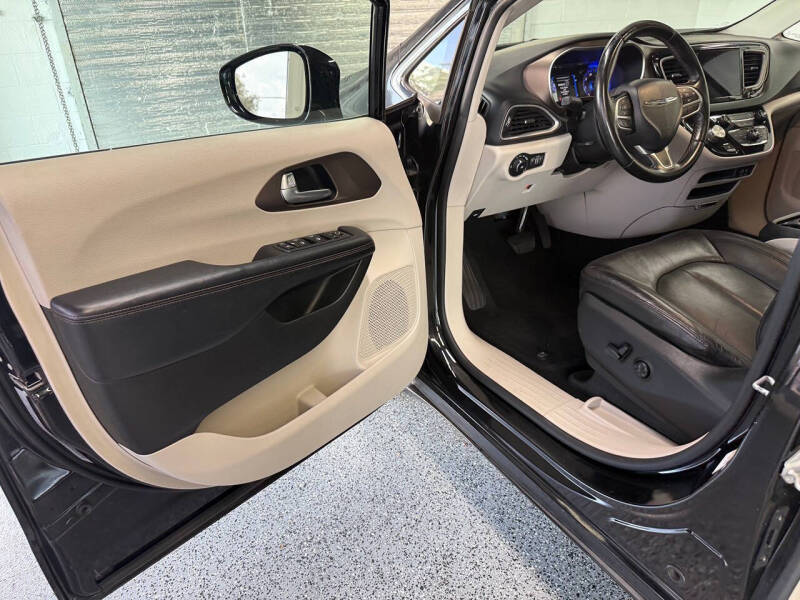 2017 Chrysler Pacifica Touring-L