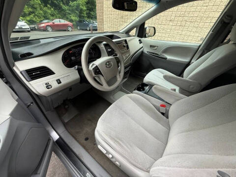 2013 Toyota Sienna LE 8-Passenger