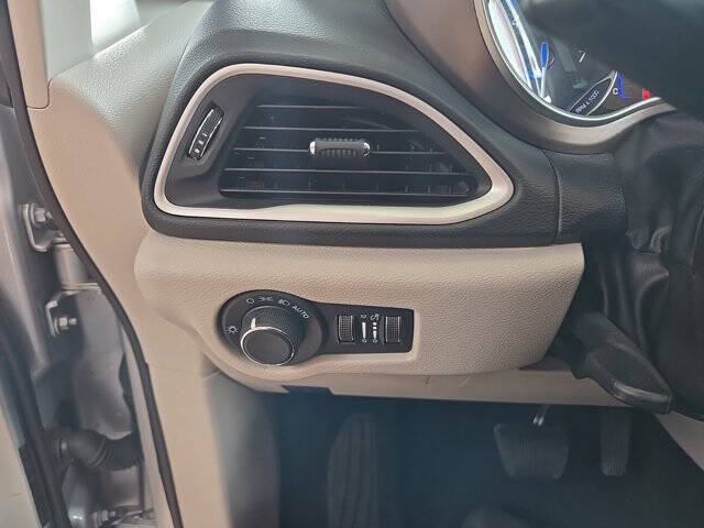 2022 Chrysler Voyager LX