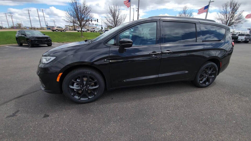 2024 Chrysler Pacifica for sale at Victoria Auto Sales in Victoria, MN