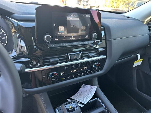 2025 Nissan Pathfinder SV