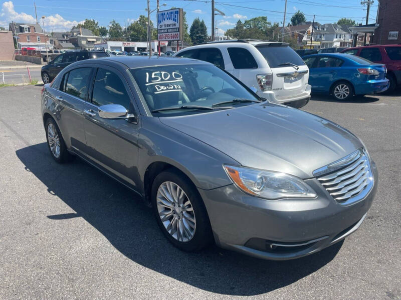 Chrysler 200's photo