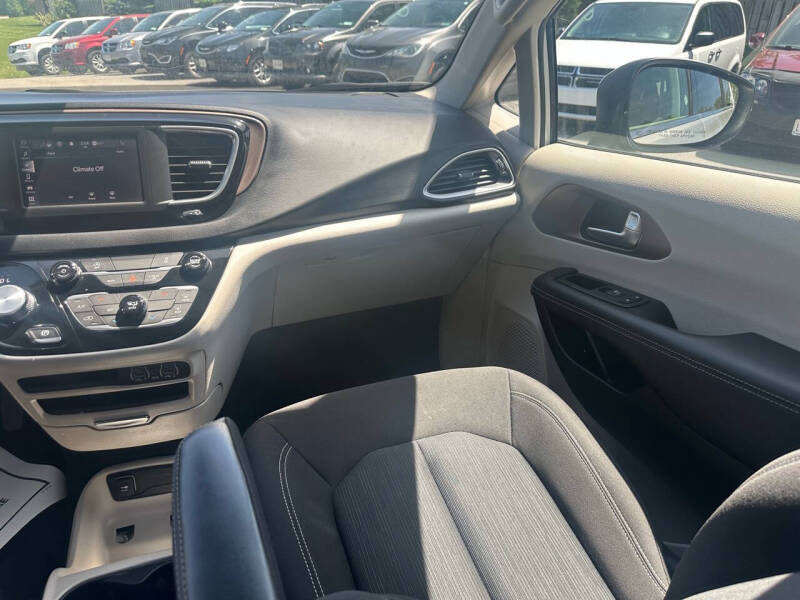 2023 Chrysler Voyager LX