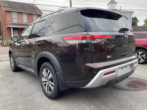 2022 Nissan Pathfinder SL