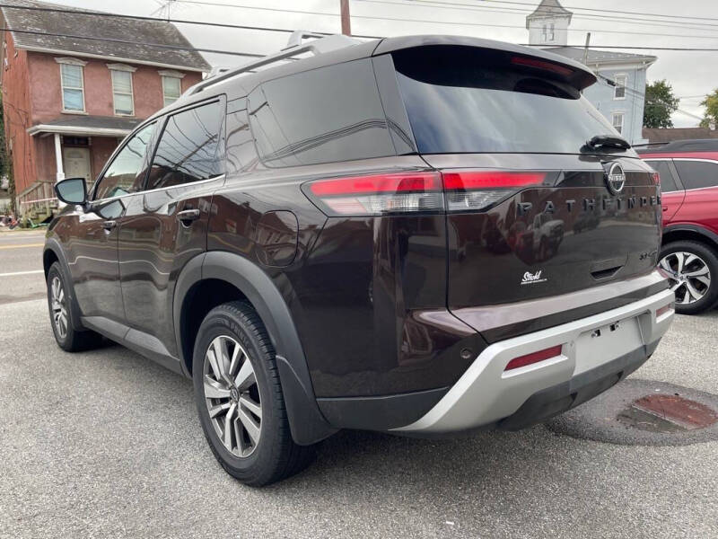 2022 Nissan Pathfinder SL