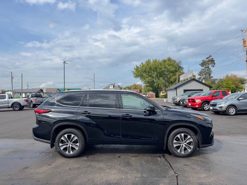 2022 Toyota Highlander XLE's photo