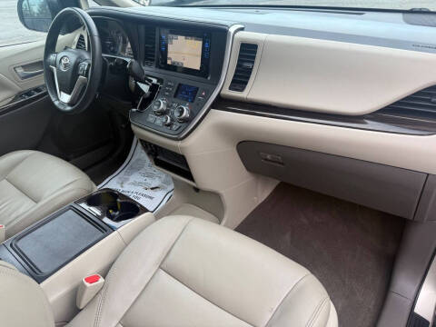 2017 Toyota Sienna XLE Premium 7-Passenger