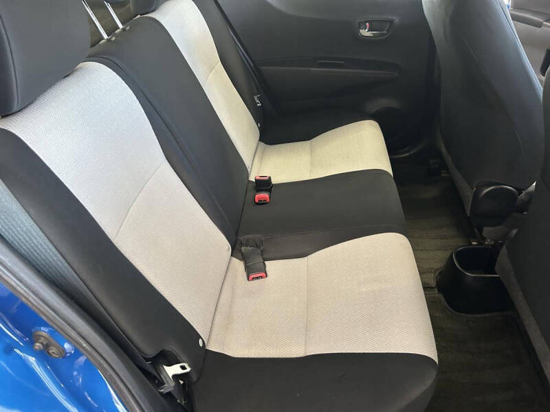 2012 Toyota Yaris 5-Door LE