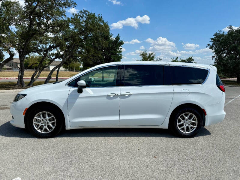 2022 Chrysler Voyager LX photo 3