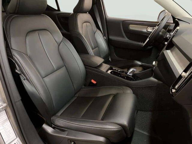 2025 Volvo XC40 B5 Plus Bright Theme