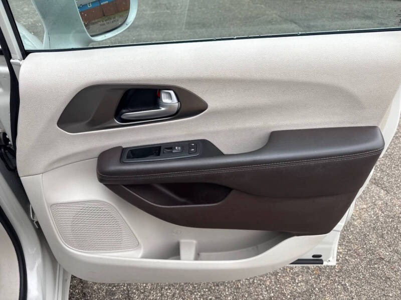 2017 Chrysler Pacifica Touring-L