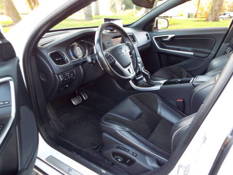 2016 Volvo V60 T6 R-Design Platinum