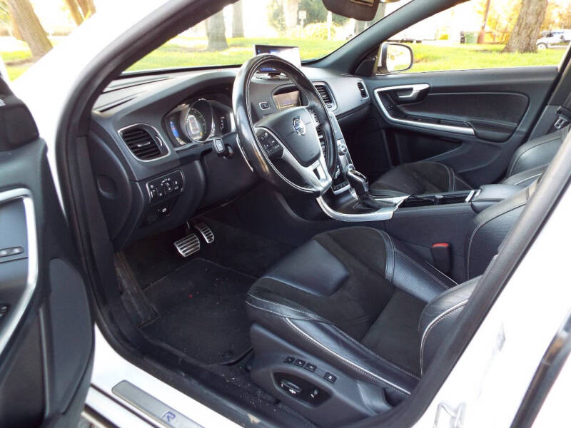 2016 Volvo V60 T6 R-Design Platinum