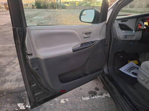 2017 Toyota Sienna LE 8-Passenger