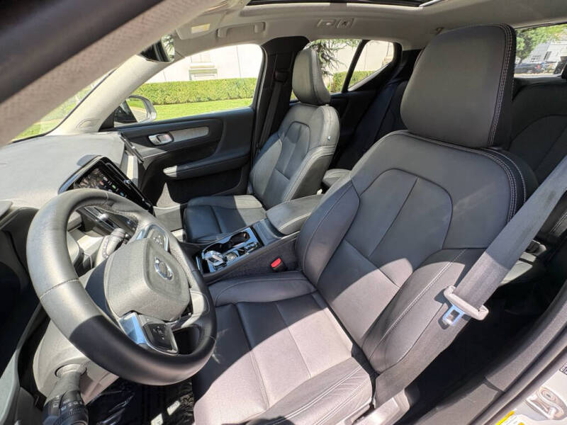 2025 Volvo XC40 B5 Plus Dark Theme