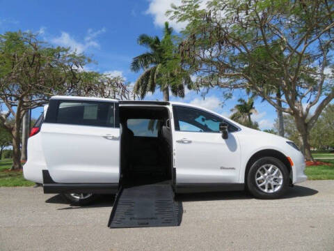 2025 Chrysler Voyager LX