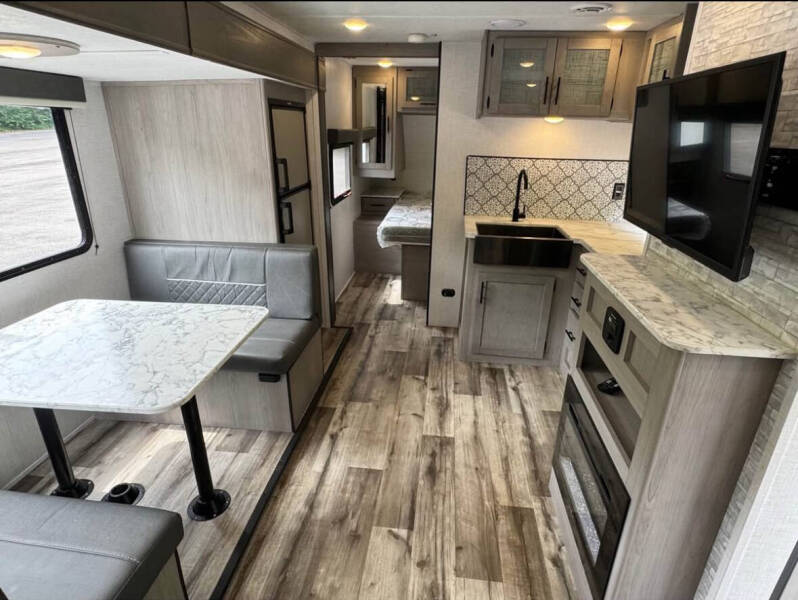 2022 Coleman Light 2455BH