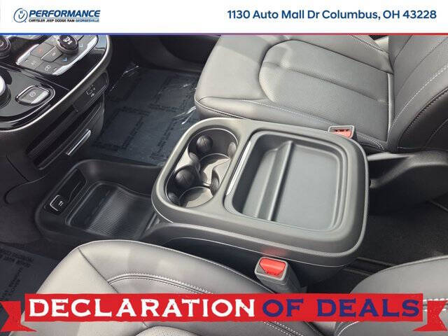 2027 Chrysler Pacifica Select