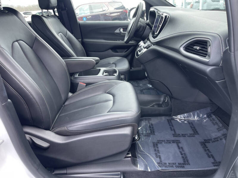 2025 Chrysler Pacifica Select