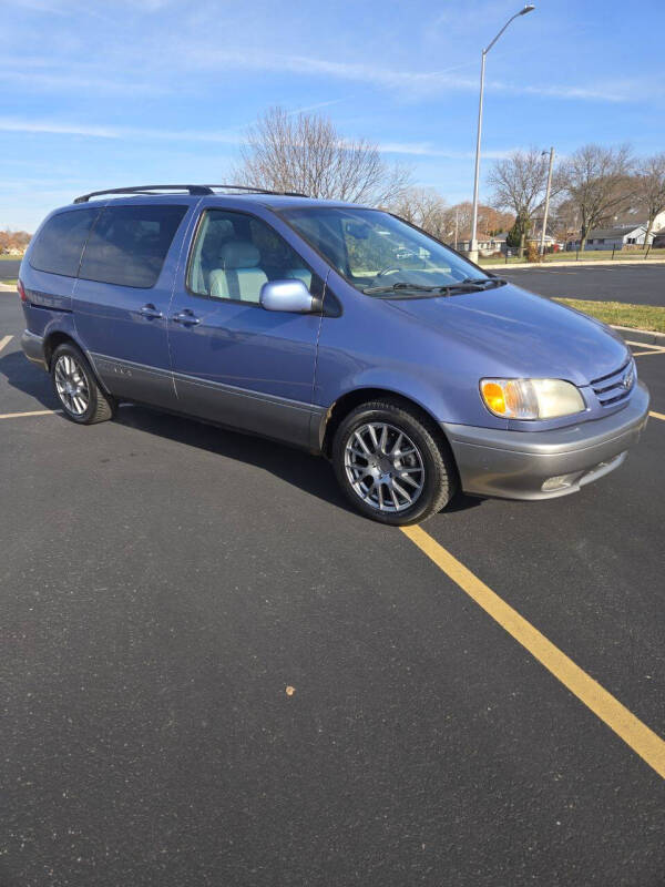 2003 Toyota Sienna LE's photo