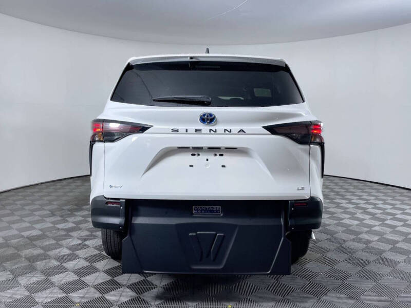 2025 Toyota Sienna LE 8-Passenger